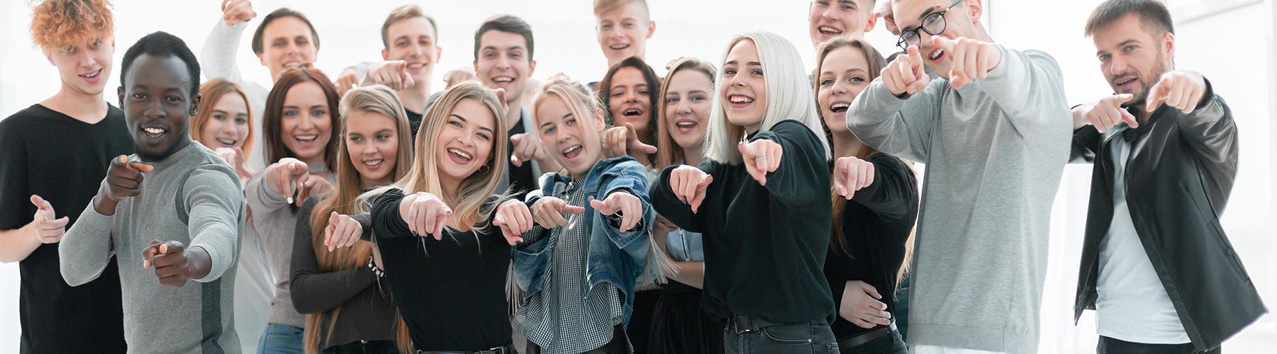 Eine Gruppe an junger Menschen deutet in die Kamera und motiviert eine Karriere bei Rogator zu starten.