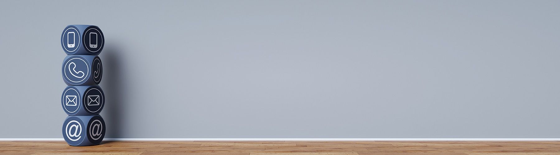 Es sind vier Würfel gestapelt mit dem Aufdruck E-Mail, Telefon, Web und Smartphone.