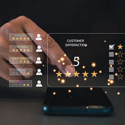 Eine Person klickt auf einem Smartphone eine Kundenbefragung durch.