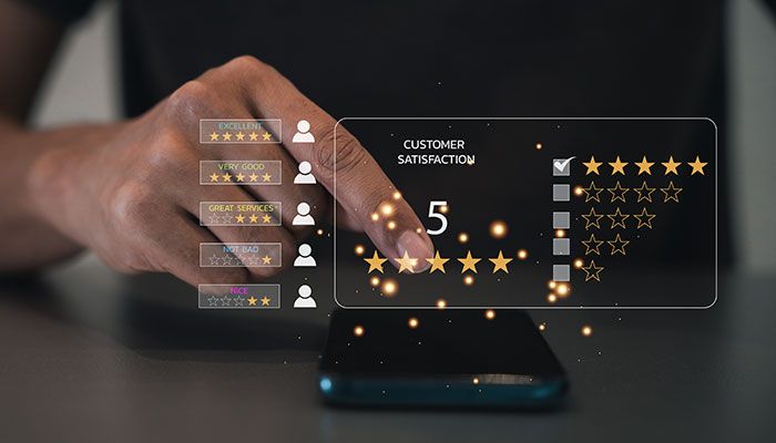 Eine Person klickt auf einem Smartphone eine Kundenbefragung durch.