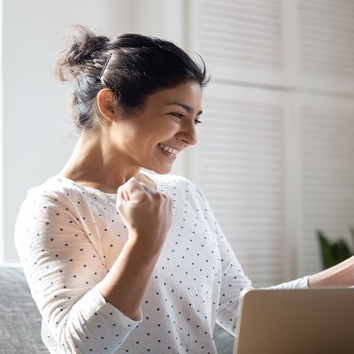 Frau freut sich Kundenzufriedenheit