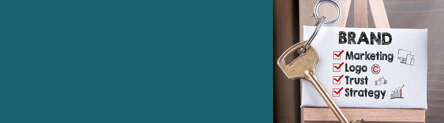 Um eine Marktforschung zu symbolisieren ist auf einer Miniatur Staffelei ein Bild mit dem Wort Brand aufgestellt, unter dem weiter Begriffe abgehakt sind. Nebendran ist ein Schlüssel, eine Sanduhr, ein Stempel und Geld zu sehen.