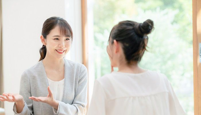 Zwei Damen: persönliches Gespräch zwischen Kundin und Unternehmen