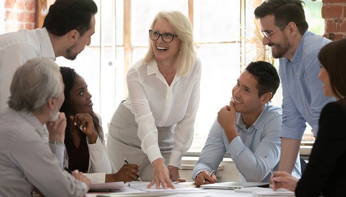 Eine Frau nimmt sich Zeit für Mitarbeiterfeedback von ihrem Team.