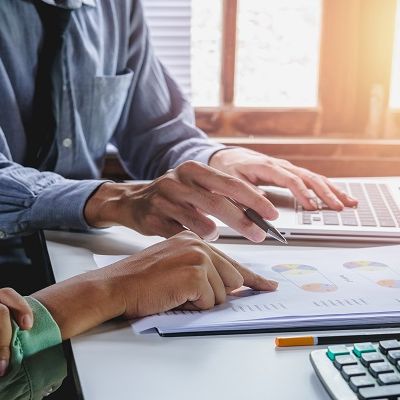 MobileScore Personen an Laptop