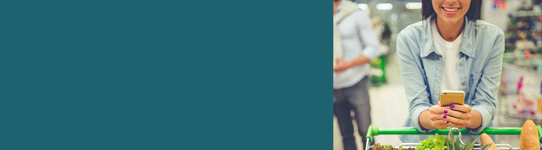 Mit dem NPSplus Kundenbegeisterung messen. Eine Frau steht mit einem vollem Einkaufswagen im Supermarkt.