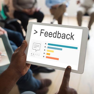 Eine Person schaut sich die Nachfolgeprozesse der Mitarbeiterfeedbacks auf dem Tablet an.