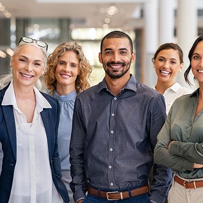 Eine Gruppe an neuen Mitarbeitern hat ein erfolgreiches Onboarding absolviert.