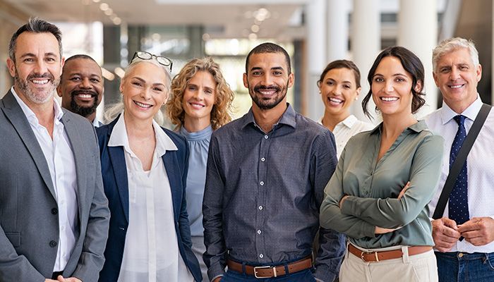 Eine Gruppe an neuen Mitarbeitern hat ein erfolgreiches Onboarding absolviert.