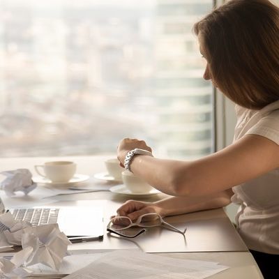 Eine Frau sitzt am Laptop und füllt einen Online Fragebogen aus.