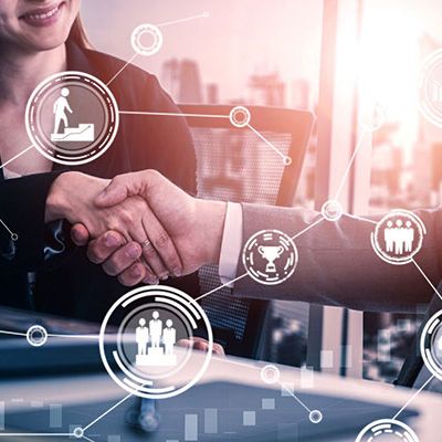 Eine Frau und ein Mann schütteln sich im Büro die Hand und sind umgeben von verschiedenen Icons, die die verschiedenen Aspekte der Feedbackautomatisierung verbinden.