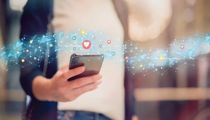 Panelaufbau in nur wenigen Schritten. Eine Frau beobachtet die Performance ihres Online-Panels auf ihrem Handy.