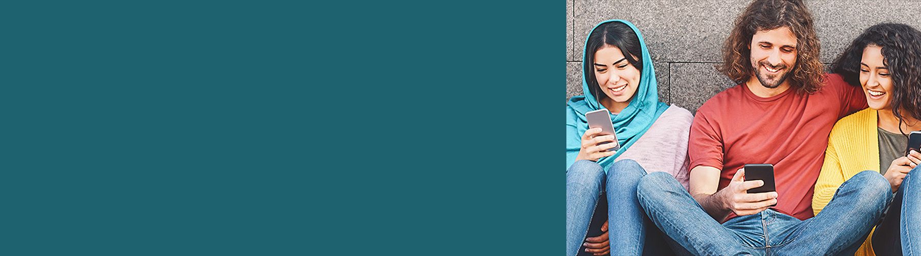 Eine Gruppe junger Erwachsener führt eine Panelbefragung am Smartphone durch.