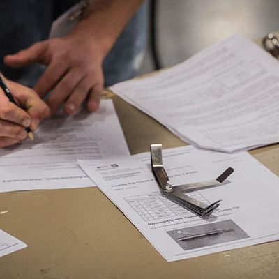 Eine Person füllt einen Papierfragebogen aus.
