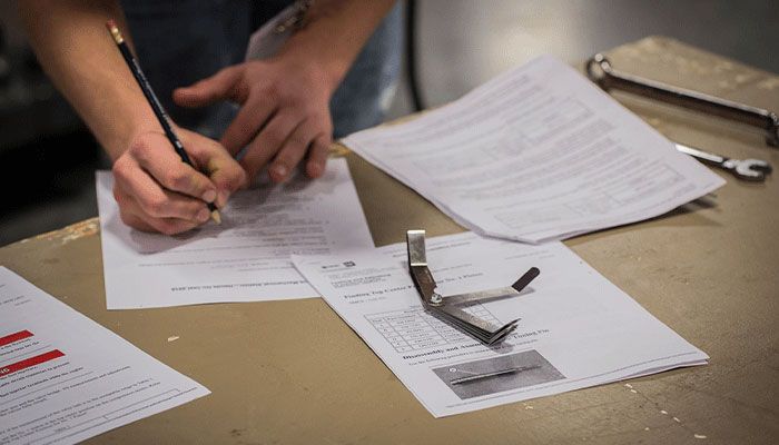 Eine Person füllt einen Papierfragebogen aus.