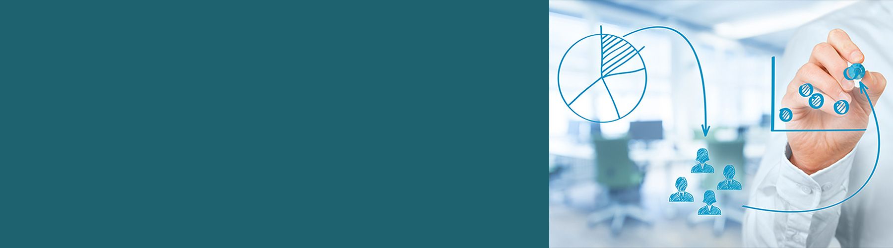 Im Rahmen der Portfolioanalyse zeichnet eine Person mit einem blauen Stift Diagramme.