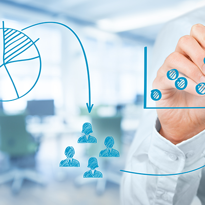 Im Rahmen der Portfolioanalyse zeichnet eine Person mit einem blauen Stift Diagramme.