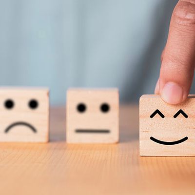 Es sind drei Würfel mit unterschiedlichen Gesichtsausdrücken abgebildet und werden für die Puls Umfrage eingesetzt.