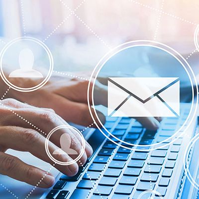 Mit dem RogMessenger automatisiert Befragungsteilnehmer einladen. Ein Mann tippt an seinem Laptop eine E-Mail Einladung.