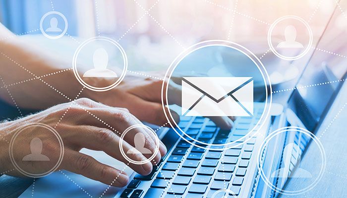 Mit dem RogMessenger automatisiert Befragungsteilnehmer einladen. Ein Mann tippt an seinem Laptop eine E-Mail Einladung.