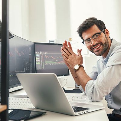 Ein Mann sitzt an einem PC mit der geöffneten RogPanel Software.