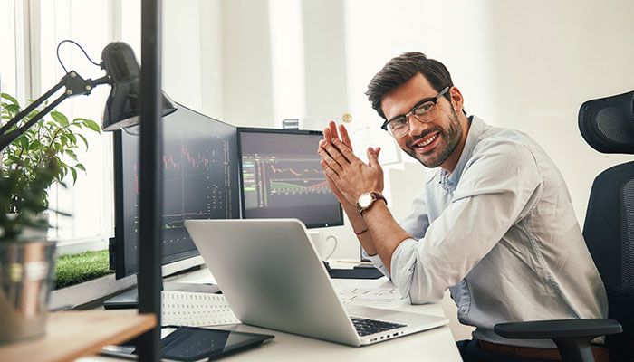 Ein Mann sitzt an einem PC mit der geöffneten RogPanel Software.