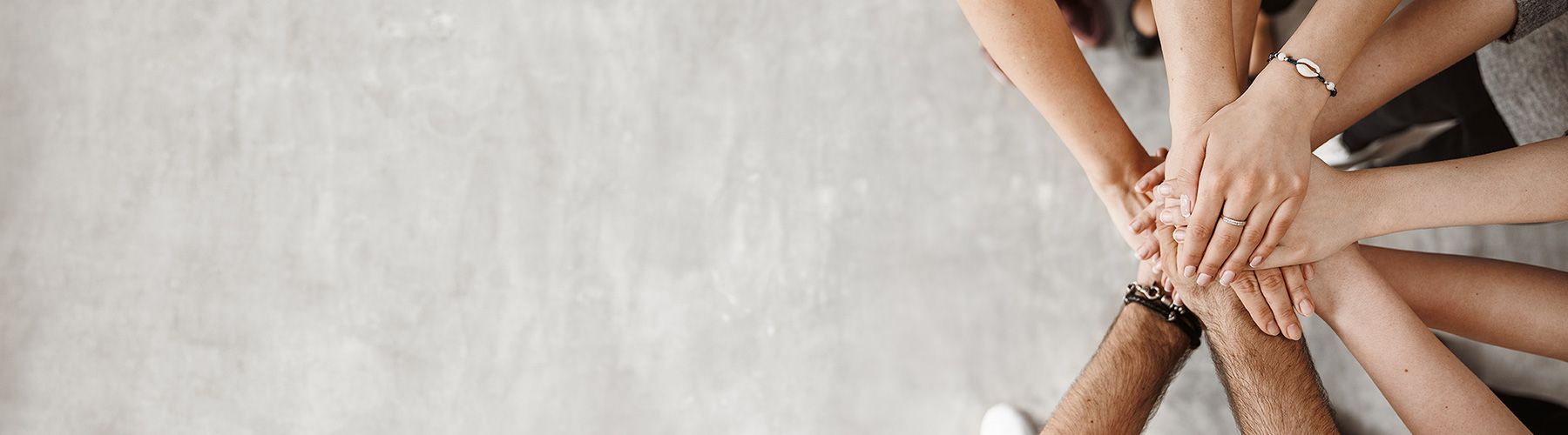 Viele Hände klatschen sich ab.