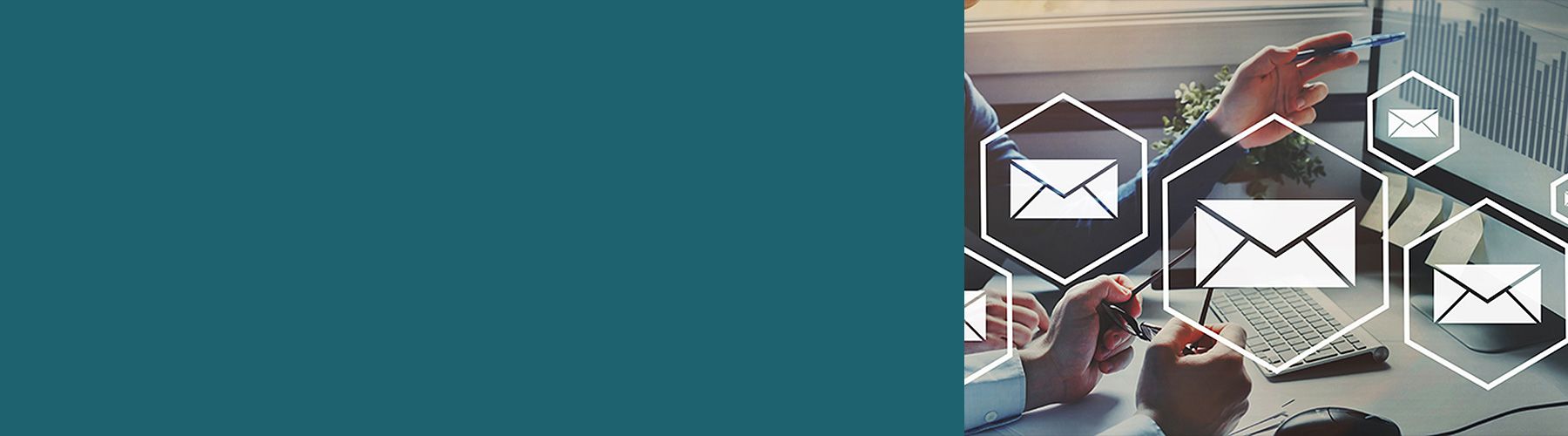 Ein Mann zeigt auf dem PC-Bildschirm Diagramme über die Rücklaufquote der Online-Befragungen.