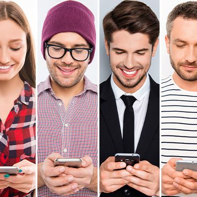 Mehrere Menschen sind an ihren Smartphones und füllen die Schnittstellenbefragung aus.