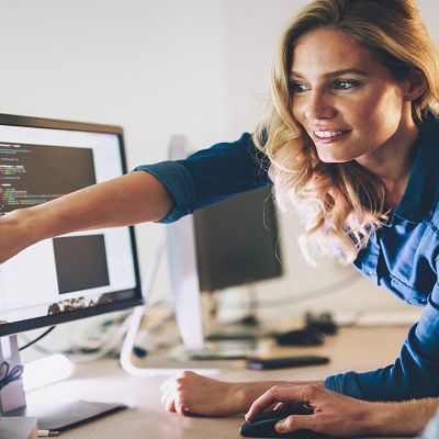 Kollegen arbeiten zusammen