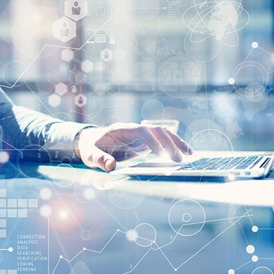 Mit einer Umfrage Software effizient Feedback einholen. Ein Mann programmiert eine Umfrage an einem Laptop.