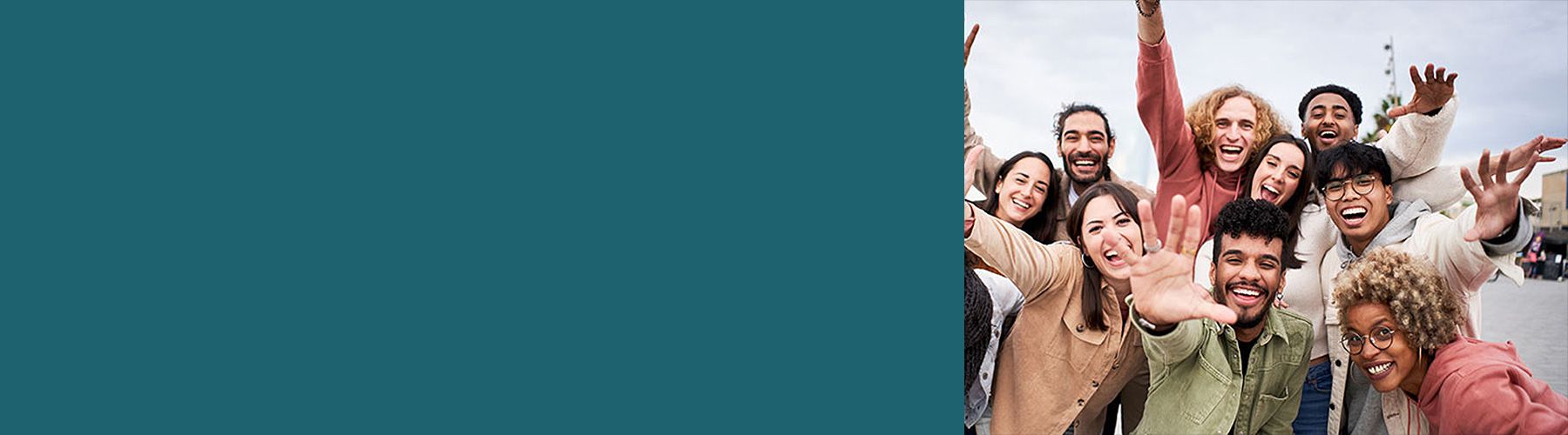 Das Verbraucherpanel enthüllt hochzufriedene Kundengruppe, die Produkte gerne weiterempfiehlt. Eine Gruppe Konsumenten lacht in die Kamera.