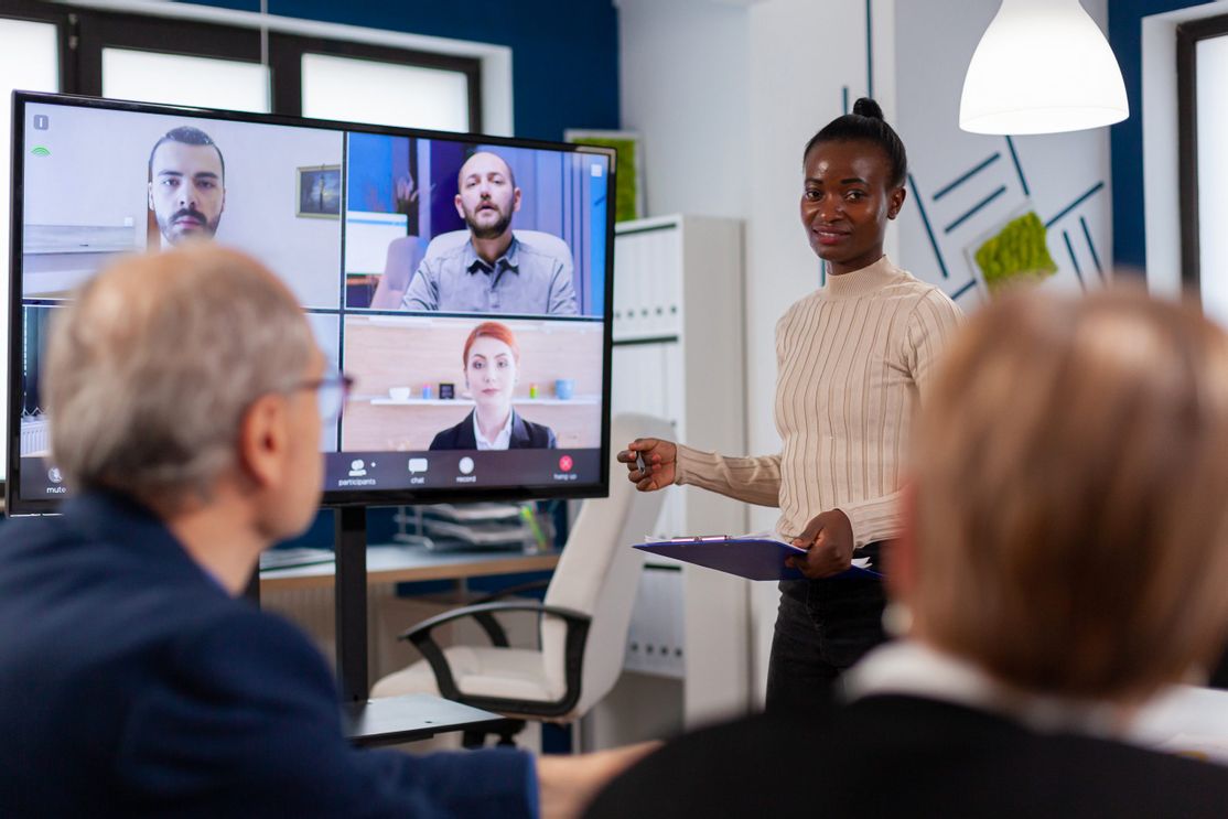 international Mitarbeitern treffen sich remote