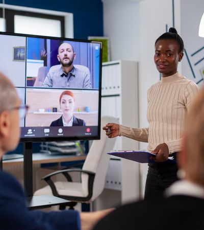 international Mitarbeitern treffen sich remote