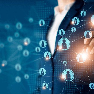 Eine Hand verbindet verschiedene Icons, die Personen darstellen für eine erfolgreiche Panelstrategie.