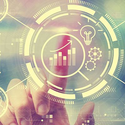 Ein Finger Tippt auf einem Hologramm, um die Fragebogengestaltung auszuwählen.