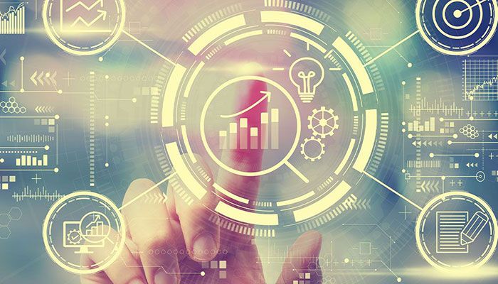 Ein Finger Tippt auf einem Hologramm, um die Fragebogengestaltung auszuwählen.