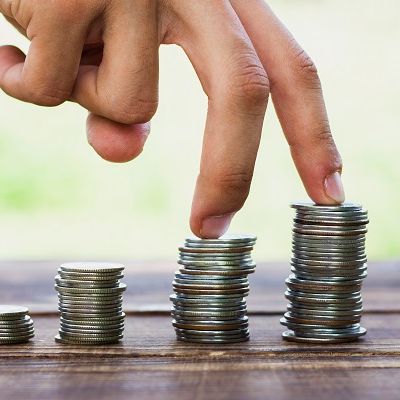 Es sind gestapelte Münzen zu sehen die den Wert des Bargeldes symbolisieren sollen.