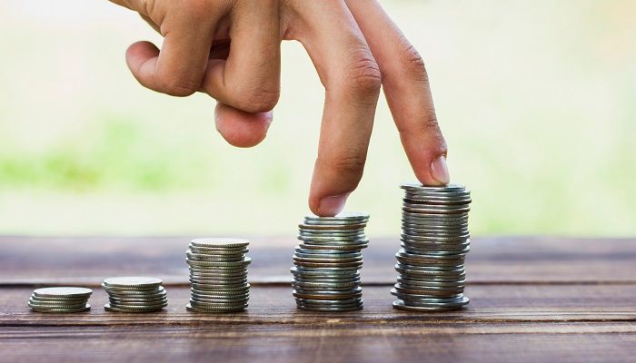 Es sind gestapelte Münzen zu sehen die den Wert des Bargeldes symbolisieren sollen.