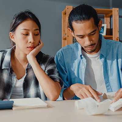 Junges Paar mit finanziellen Sorgen