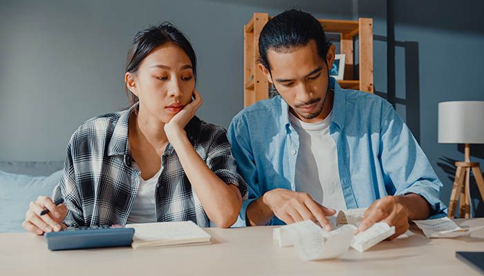 Junges Paar mit finanziellen Sorgen
