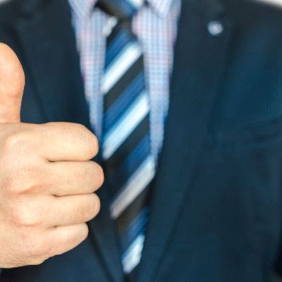 Eine Person hält einen Daumen nach oben in die Kamera als Zeichen für einen guter Fragebogen