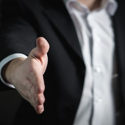 Person gibt Hand, soziodemografische Daten bei Mitarbeiterbefragung