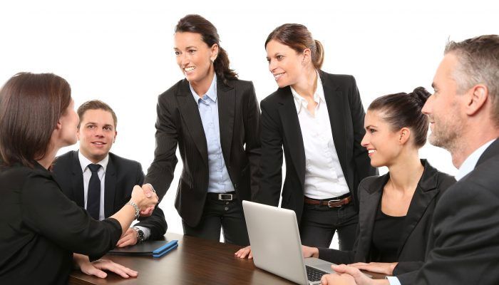 Geschaeftsmaenner und Frauen bei Meeting