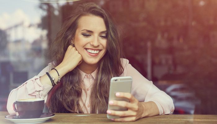 Individuelle Feedbackprozesse Frau mit mobilen Endgeraet