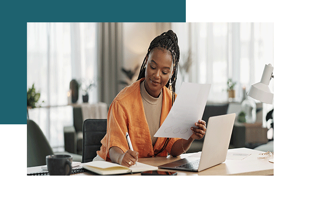 eine Frau denkt über die Option des Panels nach