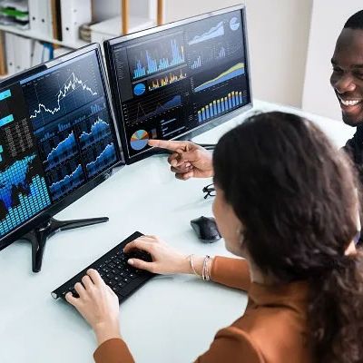 Zwei Kollegen arbeiten an Dashboard