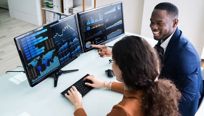 Zwei Kollegen arbeiten an Dashboard