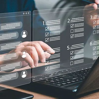 Automatisierung Kundenfeedback/Businessman verwendet Smartphone und Laptop um Online-Kundenzufriedenheitsbefragung zu analysieren