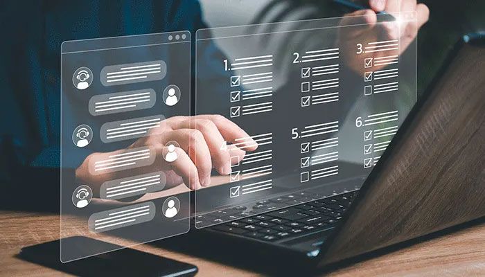 Automatisierung Kundenfeedback/Businessman verwendet Smartphone und Laptop um Online-Kundenzufriedenheitsbefragung zu analysieren